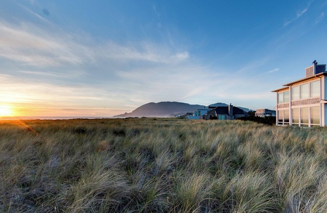 4 bdrm/4bth Oceanfront condo with private cabana, small dog ok, jetted tub,