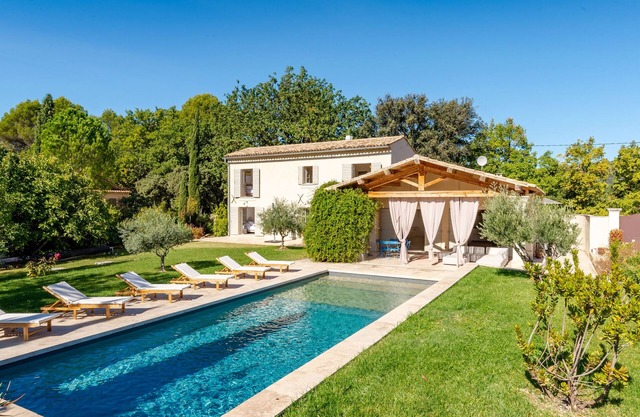4 bed villa, 5-10 minutes walk from Lourmarin, pool, countryside views and quiet