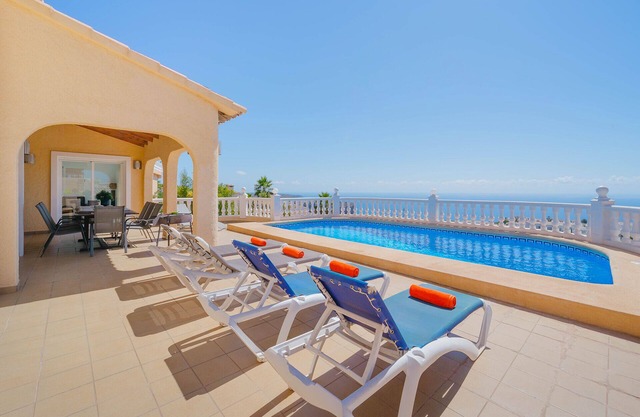 4 Bed Villa with Pool & Spectacular Sea Views