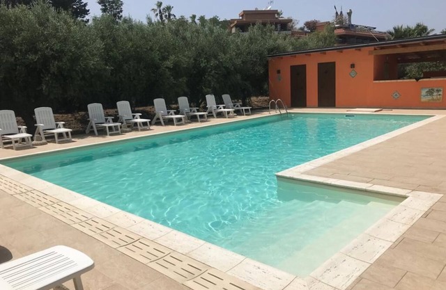 4 bedrooms, 2 Baths, Pool, near the SEA, Terrace, Wi-Fi, Air Conditioning