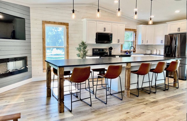 4 bedroom cottage with 2 indoor fireplaces