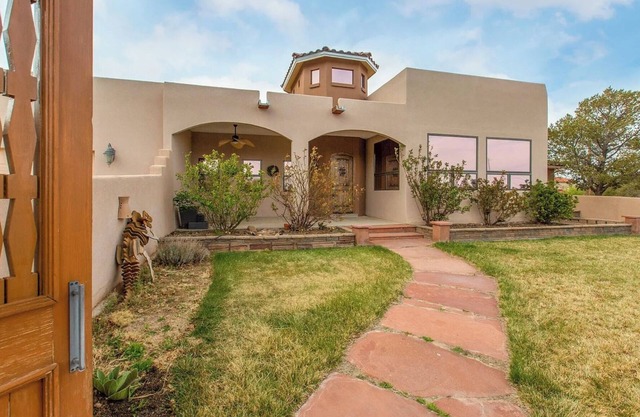 4-bedroom house in awesome Albuquerque with stunning Mountain View