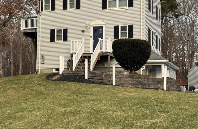 4-bedroom house with WiFi and AC, hot tub, short walk to the beach in Plymouth