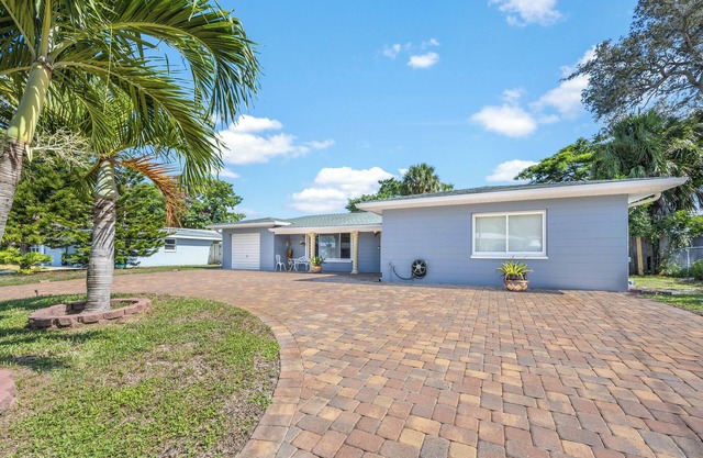 4-bedroom POOL home in Melbourne