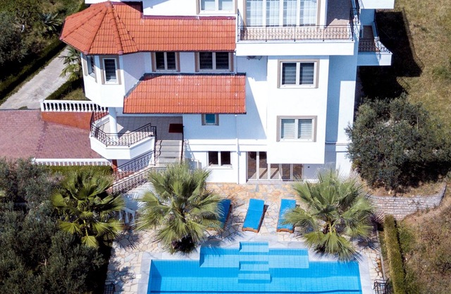 4-bedroom villa in welcoming Elbasan with WiFi, AC ,free car park.