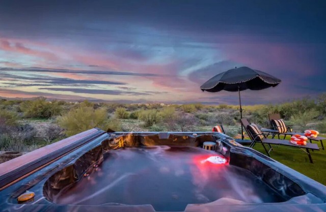 4 BR Hot Tub, Pool Table, Views, Pets, Golf, Scottsdale Sanctuary