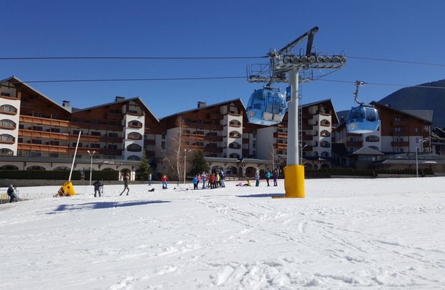 4* fully furnished 2 bed self-catering apartment - a stone's throw from gondola.