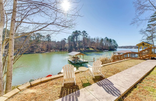 4 Kayaks: Lakefront Lookout Shoals Getaway!