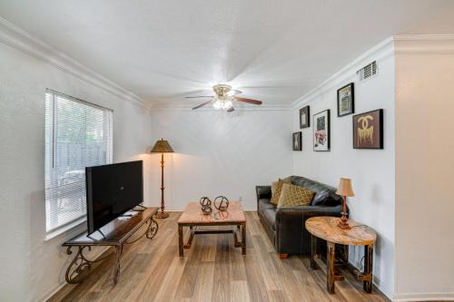 4 Mi to Dtwn Dallas Condo with Pool Access!