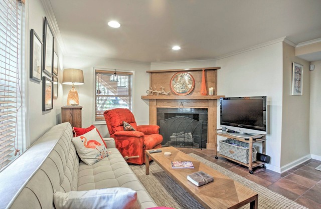4 Mi to French Quarter: NOLA Apt w/Garden Patio