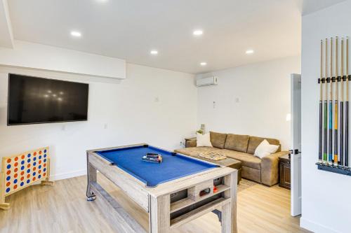 4 Mi to SoFi Stadium Pet-Friendly LA Area Home