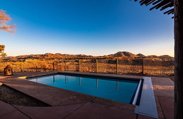 🌄4000ft Modern Retreat🏊‍♂️Pool♨️Hot Tub🧳Sleeps 18 & Mountain Views