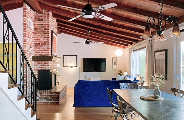 4BR/2BA Mid-Century Retreat House: Your Perfect Getaway!