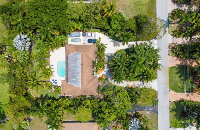 4BR/3BA Tropical & Spacious - Heated Salt Pool!