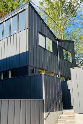 4BR Brand New Designer House 15min to downtown