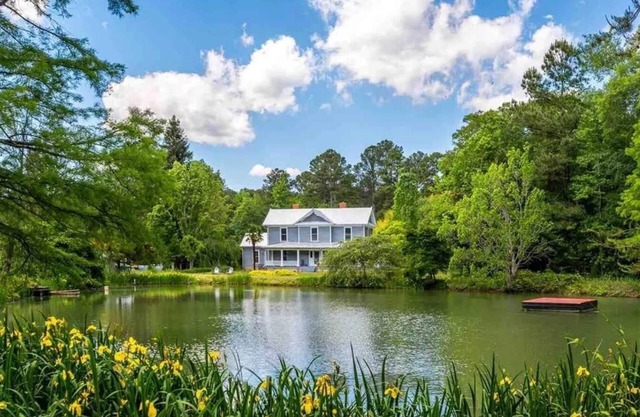 4BR Farm House | Chef's Kitchen | Firepit