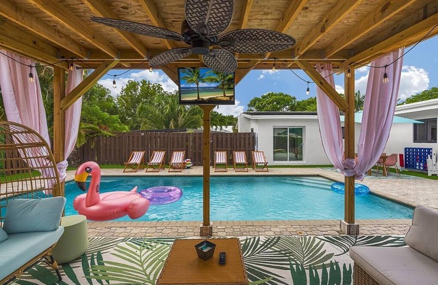 4BR Oasis Pool Putting Green