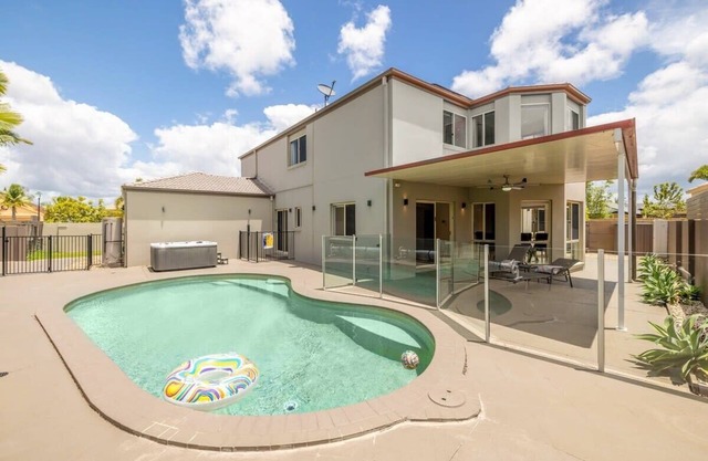 4BR Oasis with Pool, Cinema Room & Office Room