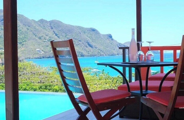 4BR Overlooking Beach Villa including Cottage