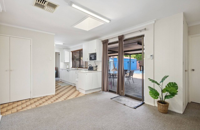 4BR Pool House Close to Shops