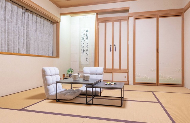 4LDK, air conditioning in all bedrooms, maximum 17 people, easy access to Furano and Biei, 3 parking spaces, covered parking, jet bath and separate shower, 75" TV