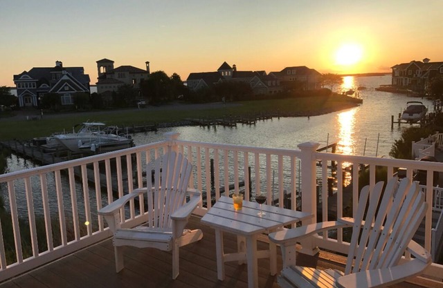 5-6BR, 5BA in Bayside Retreat with Community Pools & Boat Slip