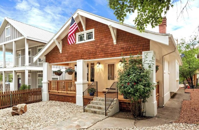 5 bd Remodeled Private Home +2 Kitchens + Backyard Oasis+ Best Downtown Location