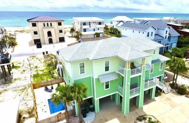 5⭐️ beach block 4BR 3.5BA, close to everything, heated pool, hot tub, ping pong