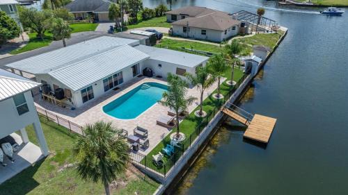 5 Bed 3 Bath Waterfront Pool! Great for families!