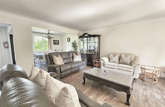 5 BEDROOM COUNTRY HOME- within 15min drive to the Falls, & Crystal Beach