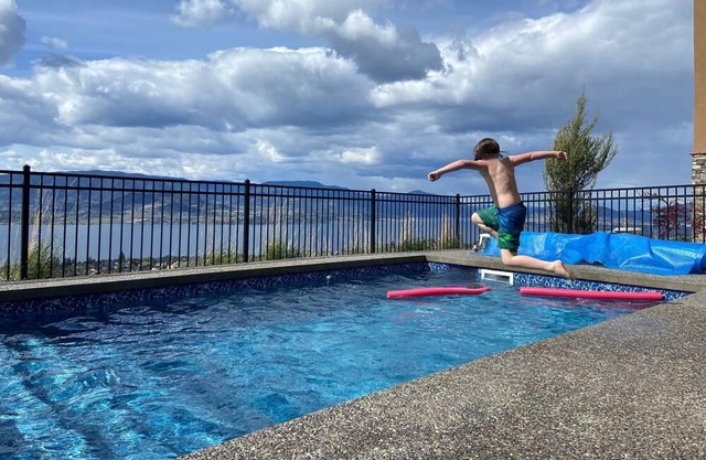 5-Bedroom Family Home: Panoramic Lake View + Pool. Perfect Work/Play Space