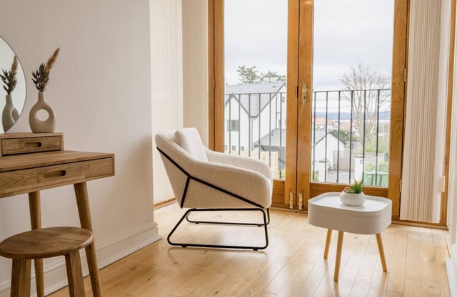 5 Bedroom Home, Sleeps 10, Nr Royal Liverpool Golf