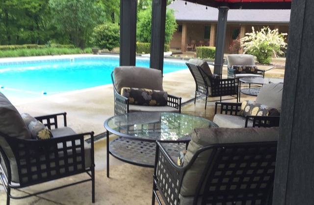 5 BR, 4 baths, Pool, HotTub, Family Friendly, near Louisville KY, Private