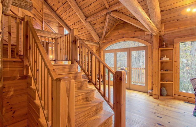 5 BR Dahlonega Upscale cabin w/HOT TUB, GRILL, GAME ROOM, WIFI, DIRECTV