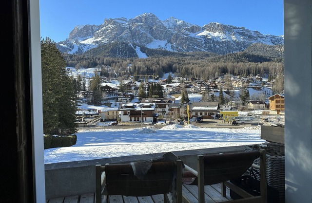 5* Central Cortina newly refurbished. 3’ from Freccia nel Cielo cable car.