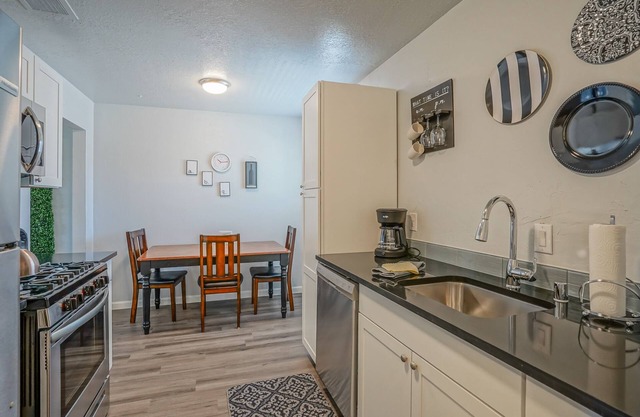 #5: King bed, 1bd/1ba, Walk to UNM & restaurants!