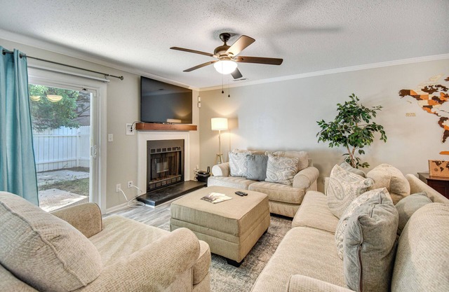 5 Mi to NAS Oceana: Townhome w/Fenced Yard!