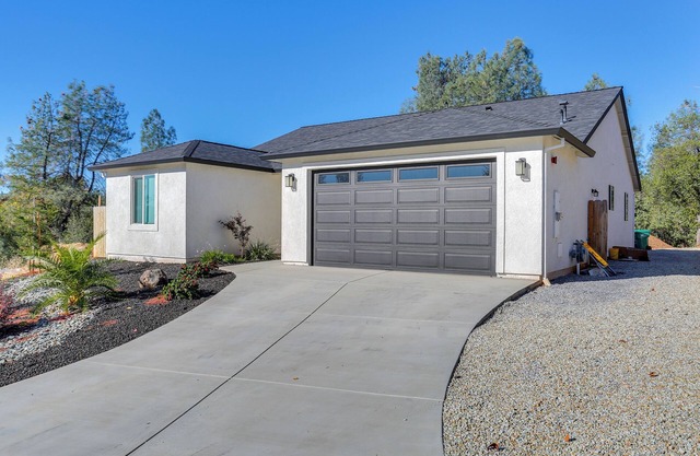 5 Mi to Shasta Lake: Newly Built Home w/Backyard!