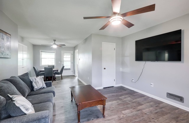 5 Mi to Zoo: Family Retreat in Wichita!