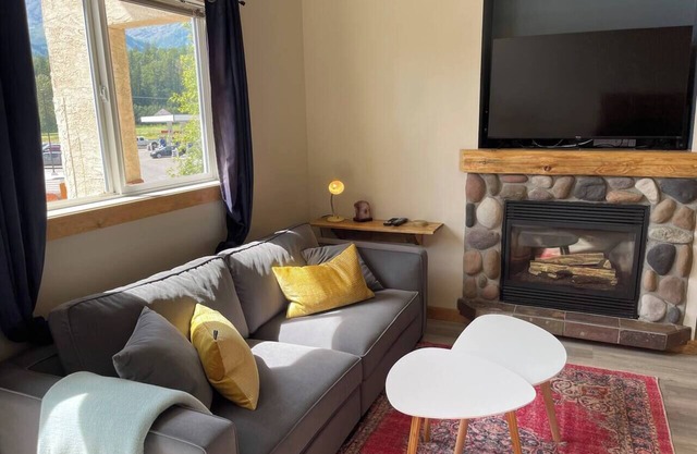 5 Min. Drive to the Resort and Fernie. A/C