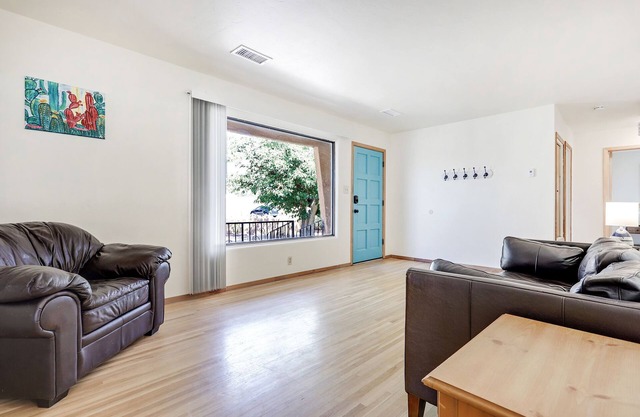 5 min to Old Town - Prime location - Game Room - gated parking