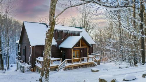 5 Min to Ski Private 2 Acres Creek Hot Tub Game Room Fire Pit