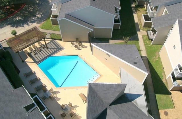 5 Mins From IAH Remodeled/ FamilyApt/ Free Parking & Wifi