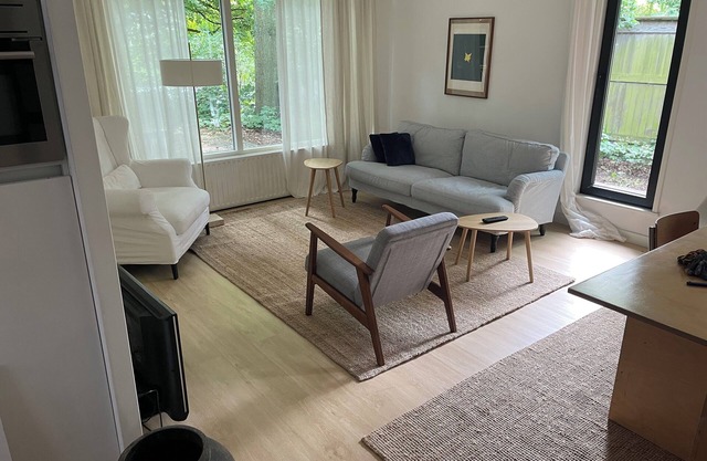 5 Minutes from IJsselmeer. 6 persons Chalet with large private garden near water