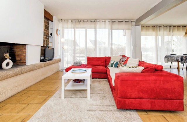 5 minutes from the beach and the GR34! Ideal home for a family or couple
