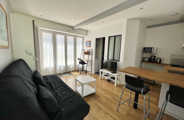 5 minutes from the sea, bright, quiet studio with private patio and parking space