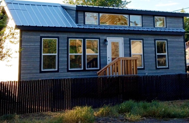 5 minutes to Lake Almanor! Cozy cabin -Brand new construction!