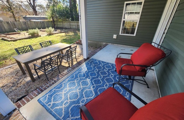 5 minutes to Main Gate Lejeune AND 8 minutes to New River Gate