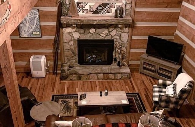 5 Star High Country Hideaway Cabin hot tub Pet Friendly Pond Sleeps 8 Pond View