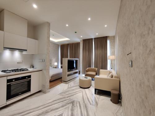 5 Star Lavish Flat in Leela Residence
